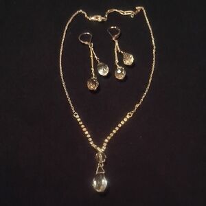 Elegant Crystal Tear-drop Pendant Necklace & Matching Earrings Set.